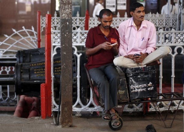 &nbsp;Индийски работници ползват безплатния интернет на гарите в Мумбай. Безплатният интернет е осигурен от Google.&nbsp;Снимка: БТА
