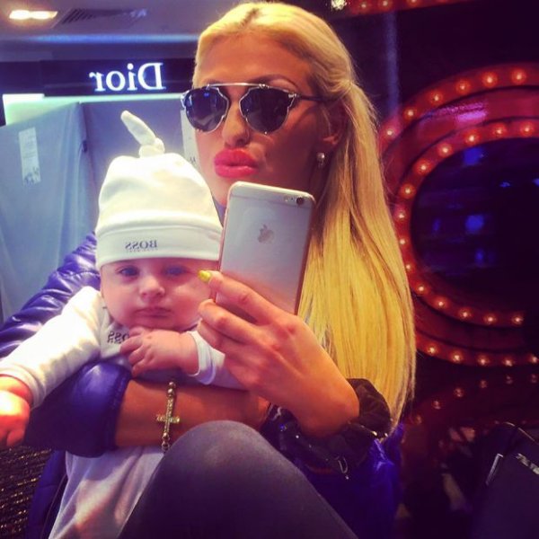 Мис Силикон си прави селфи със сина си. Снимка: Facebook