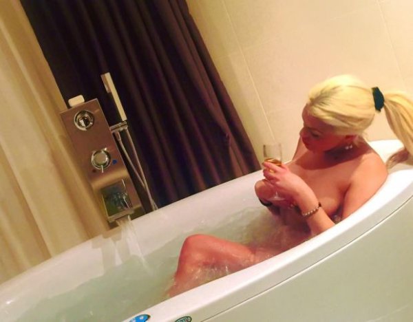 Два кадъра, в които Габриела Иванова плува в свои води. Снимка: Facebook