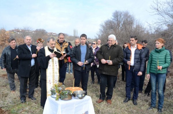 Отец Илия Тенев отслужи водосвет за здраве на жителите и плодородие на лозовите масиви в Малка Верея. Снимка: БТА