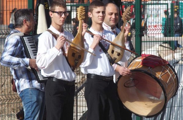 Уличен оркестър изпълнява фолклорни мелодии и радва хората в центъра на Пловдив, използвайки слънчевото и топло време. Снимка: БТА