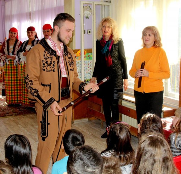 На гости при децата от детска градина № 11 в Смолян бяха певци и музиканти от ансамбъл &quot;Родопа &quot;. На открит урок по български фолклор те запознаха  децата с народните  инструменти,  свириха, пяха и играха хоро с малчуганите. Снимка: БТА