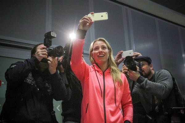 Германската тенисистка Анжелик Кербер си прави селфи при пристигането си на летището във Франкфурт, Германия. Тя спечели титлата от Australian Open, след като победи на финала фаворитката Серина Уилямс. Снимка: БТА
&nbsp;