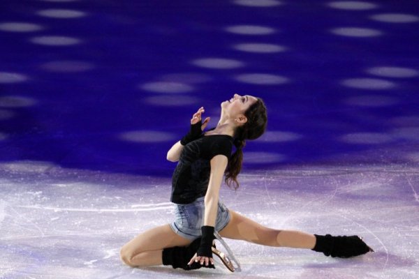 Европейската шампионка по фигурно пързаляне Евгения Медведева изпълнява своя програма по време на Гала концерта на медалистите от европейското първенство в Братислава. Снимка: БТА