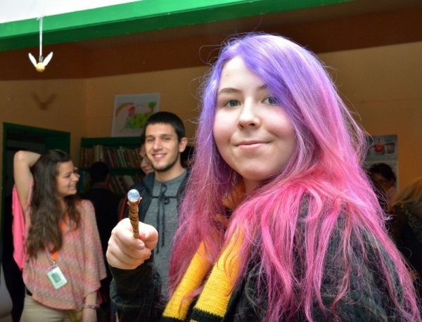 &nbsp;Почитатели на Хари Потър участваха в инициативата &bdquo;Нощ на книгите за Хари Потър&ldquo; на тема &bdquo;Нощ на магиите&ldquo;, в която Регионална библиотека &bdquo;Христо Ботев&ldquo; във Враца за първи път се включва. В детския отдел на библиотеката ценители на момчето магьосник споделиха увлечението си по невероятните истории на Джоан Роулинг и се превъплътиха на магьосници и мъгъли, които бяха въвлечени в тематични игри, предизвикателства и състезания. Снимка: БТА