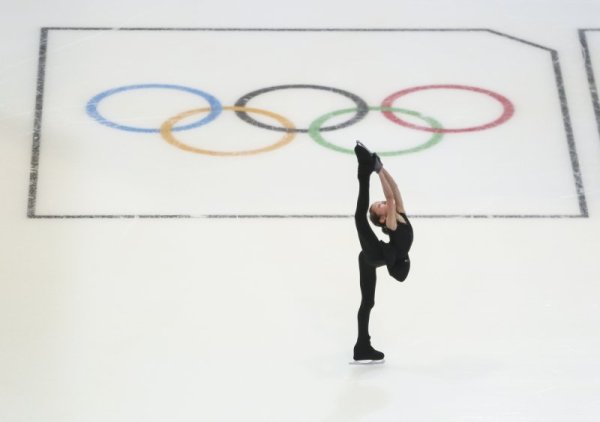 Младата казахстанска фигуристка Елизабет Турсунбаева представя своята програма по време на тренировка преди началото на Младежките зимни олимпийски игри в Лилехамер. Снимка: БТА