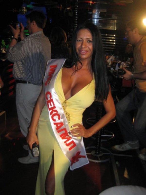 Анита Мейзър плувала до крокодил. Кой от кого е избягал - вижте в няколко кадъра. Снимка: Facebook