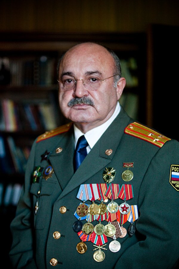 Снимка: Юлия Лисняк
Михаил Решетников, Санкт-Петербург, полковник от медицинската служба

Бях началник отдел в секретна лаборатория, която се занимаваше с професионалния подбор на военнослужещите и боевите психопатологии. Бяхме командировани в Кабул, причислени към въздушно-десантна дивизия, командвана от Павел Грачов. Изучавахме състоянието на войниците и офицерите след големи загуби и въпросите, свързани с подготовката на военнослужещите. Тази война беше своеобразна. Не се поставяше задачата да победим. Задачата беше да научим местното население някак си да се защитава, да занесем там своята идеология. В крайна сметка идеологията се разруши в нас. Заминах за там убеден комунист, а когато се върнах, вече не ми беше останала вяра в предишните идеали. Войната те лишава от страха. Ако си оцелял на война, се появява втори живот като подарък. И вече от нищо не се боиш и започваш да&nbsp; живееш &bdquo;максимално&ldquo;. Имам късмет, живея &bdquo;максимално&ldquo; с работата си, а някои &ndash; с водка и наркотици, и бандитизъм.