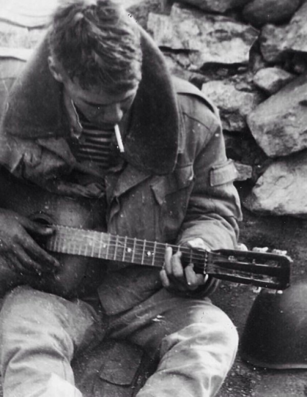 Снимка: Лента.ru
Имаше и радостни моменти. Умеехме да се веселим. Имаше позитивни моменти, в депресия не сме изпадали. Пушехме трева, тя много ни отпускаше. Много сложна беше адаптацията, когато се върнах от Афганистан. Много ми се искаше да се върна там. С приятеля ми се опитахме да се върнем там след три месеца. Липсваше ни адреналинът. На война всичко е много просто. Има ясно разбиране кой си и какво си. Съществува &bdquo;те и ние&ldquo;. А в цивилния живот беше много трудно. Обаче не ни взеха обратно. След половин година разбрах, че трябва да оставя войната и да се занимавам с риболов, лов, да отглеждам децата си, да се наслаждавам на живота. Не бива да се криеш зад войната.