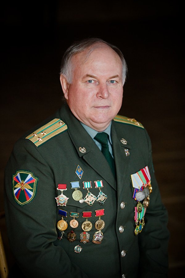 Снимка: Юлия Лисняк
Виктор Носатов, Москва, полковник от граничната служба

След като завърших Алматинското гранично училище на КГБ на СССР, бях изпратен в Далечния изток, служих там в погранична застава и се готвех за задгранично пътуване за Париж, което предполагаше охрана на посолството. Но се случи така, че някой от набраните за Афганистан офицери се оказал неподходящ по някакви параметри и решиха да изпратят мен. Прибрах се вкъщи, казаха на жена си и тя веднага се разплака. Участвах в подбора на войници за мотоманеврена група. Да бяхте видели колко рапорта имаше! В Афганистан изпращахме много малко войници от пограничната служба, тези, които не бяха одобрявани, си тръгваха със сълзи в очите. Ние прекалено дълго бяхме живели в мир. А в Съветския съюз патриотичното възпитание и бойният дух винаги са били високи. А какво му трябва на младото момче? Да покаже своя героизъм. Да получи медали. С пристигането си в Афганистан се появява чувството, че си попаднал в Средновековието. В първото село ни посрещнаха някакви странни хора с тюрбани, които ни гледаха подозрително. Тичаха магаренца. Бяха ни казали, че ще ни посрещнат с разтворени обятия, но не се получи така. 
&nbsp;