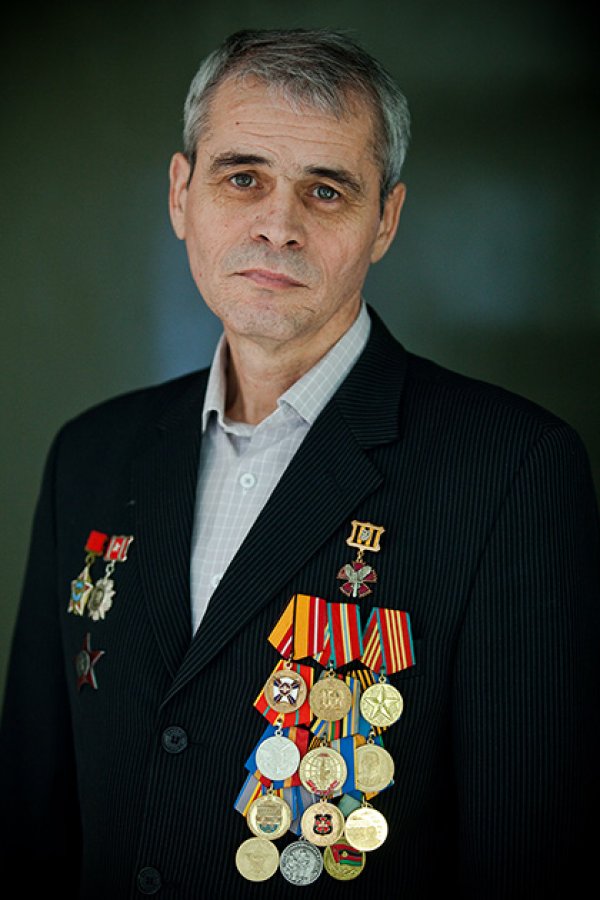 Снимка: Юлия Лисняк
Павел Кулев, Екатеринбург, полковник от запаса от ГРУ

През 1984 г. служех в 9-а бригада със специално предназначение в Кировоград. Извика ме началникът на щаба на бригадата и предложи да замина да служа в Афганистан. Някои се отказаха, но аз дори нямах подобни мисли. За офицера е много полезно да изпита в бойна обстановка това, за което е учил. На втория ден от пристигането в Афганистан ме изпратиха в Газни във 2-ри мюсюлмански батальон, 177-и отряд. В моята рота бяха основно узбеки, казахи, един таджикистанец. Войниците бяха добросъвестни, изпълнителни. По време на моето командване аз не загубих нито един човек, с което се гордея. Това е най-голямото постижение. На третия ден след пристигането си видях какво е това война. Поставиха ни задача: да пленим Ахмад Шах Масуд. Естествено, вдигнахме рамене. Дори на новака му беше ясно, че да плениш Масуд, който има хиляди бойци в Паджшер, а свръхсложна задача. Но заповедта си е заповед.