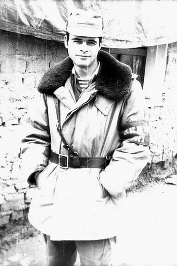 Снимка: Лента.ru
345-и въздушно-десантен полк извърши десант в Пизгаранския каньон, за да проведе отвличаща маневра. На петия ден наш отряд от четири групи трябваше да извърши десант. Но на втория ден полкът беше притиснат в каньона, поиска помощ. Решиха, че пет дни са прекалено много и ни изпратиха да извършим десант на третия ден. Полкът си отиде, а ние останахме. Привечер в селото започнаха да пристигат войските на Ахмад Шах. Наблюдавахме ги с бинокъл и горе-долу определихме къде е Масуд. Но наши разузнавачи попаднаха в засада, трябваше да отстъпим. След два дни предприехме пореден опит. Случайно една от нашите групи се натъкна на малобройна банда. Половината бяха бледолики, европейци, естествено без документи. Но имаше един с документи. Съвсем случайно заловихме важен човек от обкръжението на Масуд. Пленения успяхме да изпратим с хеликоптер. А нас ни блокираха на височина от около 4 000 км, където прекарахме практически една седмица без храна и вода. Постоянно опипвахме откъде можем да се измъкнем и един ден ние тихо си тръгнахме. Последните метри до Руха, където бяхме базирани, бяха най-трудните. В Афганистан бяха най-тежките изпитания в живота ми. Не само за мен, но и за останалите, които са били там. Най-главното е да се запази животът на човека. Научих се правилно да оценявам възможностите си. 
&nbsp;