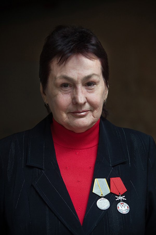 Снимка: Юлия Лисняк
&nbsp;
Наталия Кабацкая, Санкт-Петербург, медик

Когато отидох в Афганистан, бях на 28 години. Вече не бях момиче, но поначало беше трудно. След това свикваш с всичко. Още преди войната прочетох книгата на Александър Проханов &bdquo;Дърво в центъра на Кабул&ldquo; и веднага се заинтересувах. Романтика, изток... Искаха да ме изпратят в България, предлагаха ми и Чехословакия. Казах: &bdquo;Не, не искам! Трябва да отида на война!&ldquo;. Исках да видя войната с очите си. Не можех да си представя, че тази война някога ще свърши. Струваше ми се, че тя ще е вечно там. Умората беше ужасна, но ние не мислехме за това. Държахме се един за друг. Лекарите изпадаха в безсъзнание от умора. Вземат го под ръце, дадат му да пие чай, за да дойде на себе си и &ndash; отново да оперира. Тъгувахме за родината си ужасно много. Но намирахме сили да се веселим и си организирахме и празници. Имаше едно момче, лежеше при нас с раняване в очите. Веднъж идва едно момиче и ми казва: &bdquo;Наташа! Едно момче го изпращат в Съветския съюз, иска да си вземе довиждане с теб!&ldquo;. Помня, че той ме помоли да поседя с него, да подържа ръката му. Ние там бяхме и майки, и болногледачки. Знаех, че той повече никога няма да може да вижда, но го успокоявах, казвах му, че всичко ще е наред. Той ми благодари, сбогувахме се. След около пет години вече в Съветския съюз го видях по телевизията. Върви той с белия бастун и жена си, която го беше дочакала. Много се зарадвах за тях.