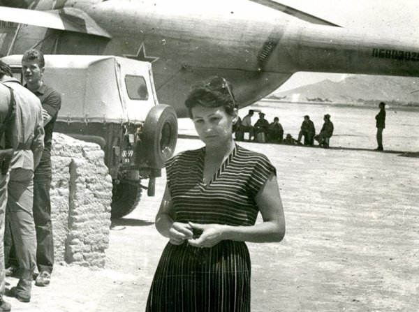 Снимка: Лента.ru
В бараката живеехме около 50 жени. Имаше много любовни романи. Мнозина знаеха, че това е просто военно-полеви роман. При някои се получи и сериозно. Бракове всъщност имаше малко. Там се изостряше усещането за живот. Мъжете отиваха на война и не знаеха дали ще се върнат. На тях им се струваше, че да, това е любов. А всъщност всичко беше много просто. На тях им се искаше да живеят. Те се нуждаеха от ласка и нежност, искаха да знаят, че все още са нужни на някого. Този, който беше по-умен, естествено, разбираше, че това е временно. За медика няма разлика за генерал ли става дума или за редник. Офицерите се бояха не по-малко от инжекциите. И ние се шегувахме с тях също като с войниците. Адаптацията към мирния живот за медиците преминава много по-лесно от военните. Момчетата, които се бяха катерили по планините и се бяха крили при всеки шум, след това в цивилния живот дълго време не можеха да дойдат на себе си. Сега работя като охрана, останах малко военизирана. Втората ми работа е медицинска сестра на басейн. Но ако сега ми предложат да замина на война, с удоволствие бих отишла, прости бих се втурнала презглава. Военният бацил вероятно завинаги се е вселил.