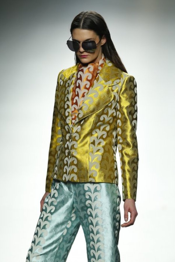 Манекенка представя тоалет по време на модно ревю в испанската столица Мадрид. Снимка: БТА