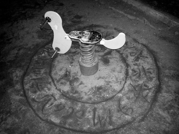 &nbsp;И накрая - две в едно - хем детето си играе, хем призовава Дявола. Снимка: Facebook