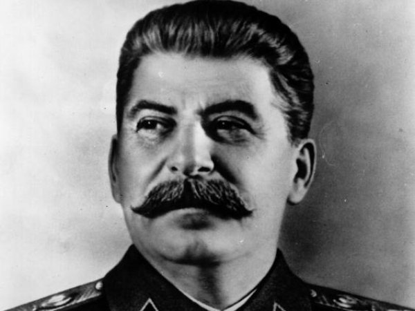 Йосиф Сталин &ndash; от семинарията до Генерален секретар на Комунистическата партия 

Майката на комунистическия лидер е била набожна жена и е искала нейният син да стане свещеник. Така той е записан да учи в Семинария. Макар и прилежен ученик, Сталин се отказва от това поприще. 

Но пътят до поста Генерален секретар на Комунистическата партия е дълъг. Преди това Сталин е работил като учител в начално училище, частен учител и дори обикновен чиновник в обсерваторията на Тбилиси. Лежал е в затвори, бил е и изгнаник в Сибир. Снимка: Flickr