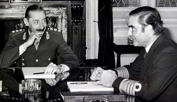 Хорхе Рафаел Видела &ndash; още един диктатор, тръгнал от армията 

Както и много от другите диктатори по света, аржентинецът Видела започва от армията. През 1944 година той завършва Националният военен колеж през 1944 година и веднага е зачислен към аржентинската армия. От там той бързо се издига и става началник на армейския генерален щаб. Снимка: Reuters