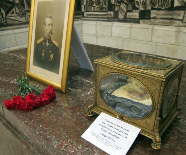 В Плевен започнаха проявите, посветени на националния празник 3 март. Традиционно на 1 март в храма-мавзолей &quot;Свети Георги Победоносец&quot; бе отслужена панихида по повод 135-та годишнина от гибелта на цар Освободител Александър Втори. В храма бяха показани реликви от мястото на покушението на Александър Втори - парченца от взривената карета, в която е бил императора и от части от обзавеждането й. Снимка: БТА