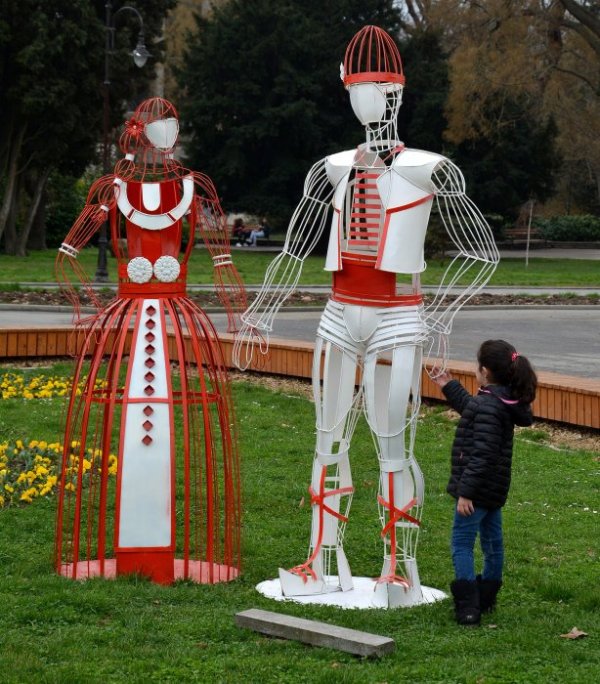 Двуметрови Пижо и Пенда украсиха входа на морската градина на Варна за първи март. Компания им прави щъркел изработен от арматурна тел и ламарина. Снимка: БТА