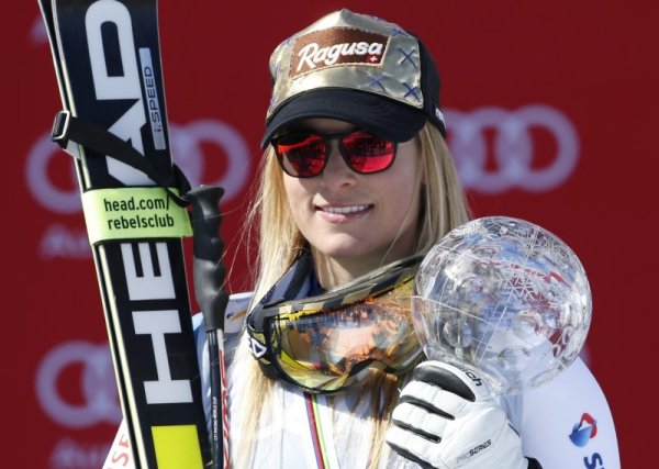 Швейцарката Лара Гут празнува на подиума с малката световната купа в  дисциплината Супер &ndash; Г след старта в Сейнт Мориц, Швейцария. Снимка: БТА