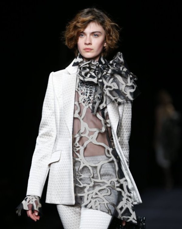 Манекенка представя тоалет на японски дизайнер по време на модно ревю в Токио. Снимка: БТА