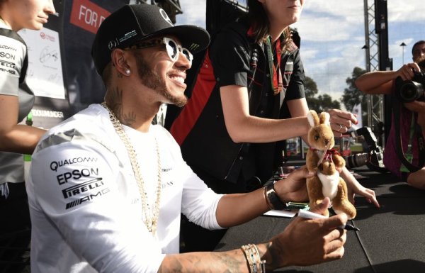 Световният шампион във Формула 1 Люис Хамилтън раздава автографи на фенове в Мелбърн преди старта на новия сезон във Формула 1. Състезанието ще се състои тази неделя в Австралия. Снимка: БТА