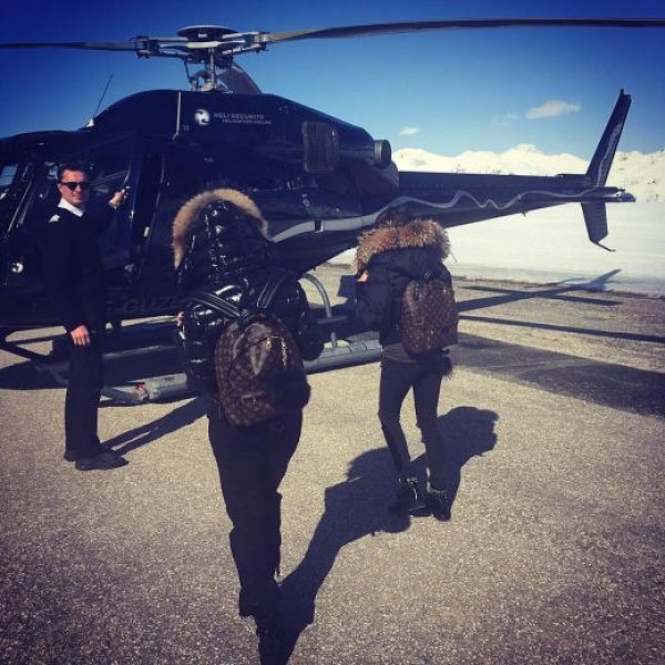 Бирмата глезел Алисия с частен хеликоптер. Снимка: Facebook