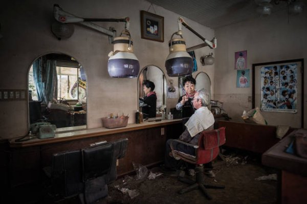 &nbsp;Хидемаса и Мичико Отаки са във фризьорски салон в Томиока - град, силно засегнат от цунамито и евакуиран след ядрената авария. Тя е била фризьор в продължение на 40 години. "Тъкмо завършвах една прическа, когато се случи земетресението", разказва тя. Снимка: Fukishima - No go zone