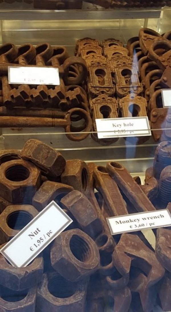 Болтове, ключове, катинари... всичко се прави от шоколад. Снимка: Dnes.bg