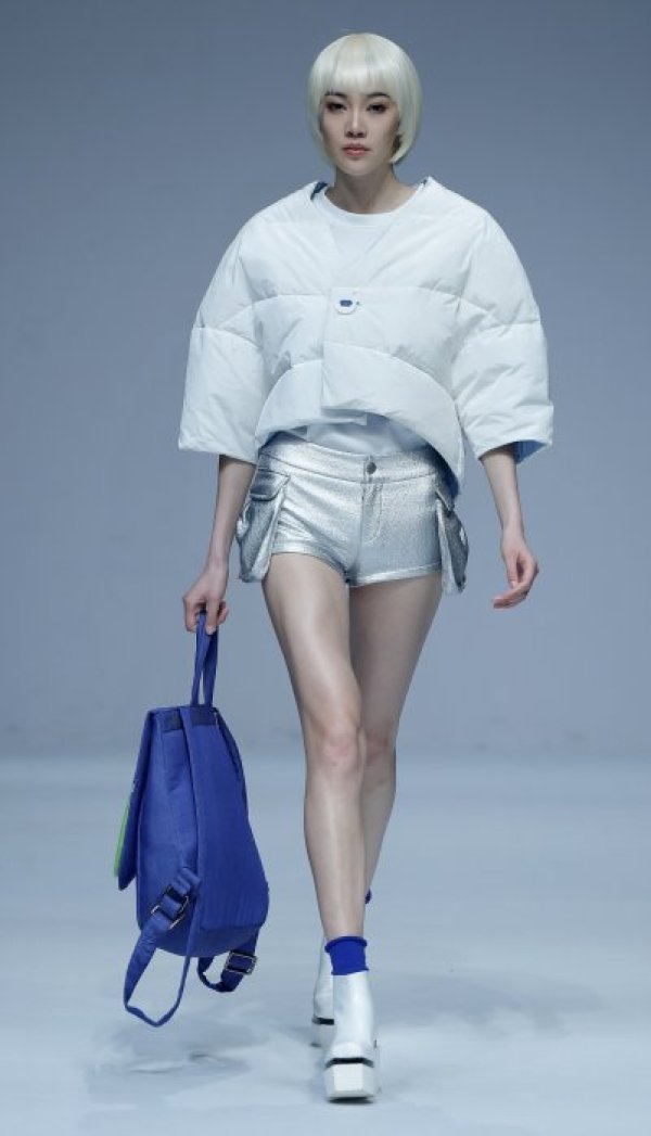 Модел дефилира по време на модно ревю в китайскакта столица Пекин. Снимка: БТА