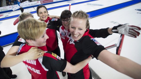 Състезателките от националния отбор на Швейцария по кърлинг празнуват златния си медал от Световното първенство. Снимка: БТА
&nbsp;