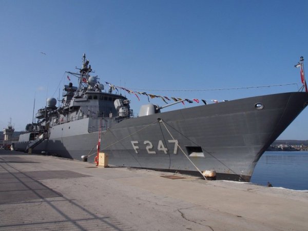 Фрегата &quot;Фредериктън&quot; от състава на ВМС на Канада е на рутинно посещение във Варна до 5 април. На неофициално рутинно посещение са и фрегата &bdquo;Кемалрейс&rdquo; с командир капитан II ранг Йозджан Услу, патрулен кораб &quot;Карайел&quot; с командир капитан III ранг Кадир Умут Терджан и патрулен кораб &quot;Килимли&quot; с командир старши лейтенант Садл Йешил. По време на учението ще се отработят елементи по тактическо маневриране, противовъздушна отбрана и противоподводно учение. Снимка: Булфото