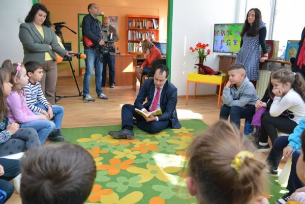 В детския отдел на Регионална библиотека &quot;Христо Ботев&quot; във Враца официално бе даден старт на &bdquo;Маратон на четенето&ldquo;. Кметът Калин Каменов прочете приказка на деца от две детски градини. Гост на библиотеката бе и Диана Петрова, автор на книгата &bdquo;Мъдри приказки за деца и родители&ldquo;. Снимка: БТА
&nbsp;
