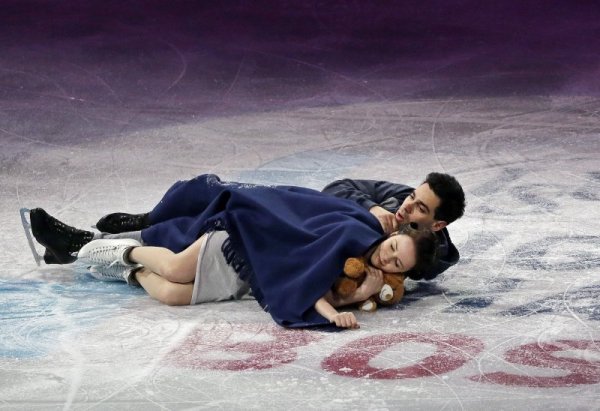 Италианската танцова двойка Ана Капелини и Лука Ланоте представят своя програма по време на гала концерта за край на Световното първенство по фигурно пързаляне, което се проведе в Бостън. Снимка: БТА