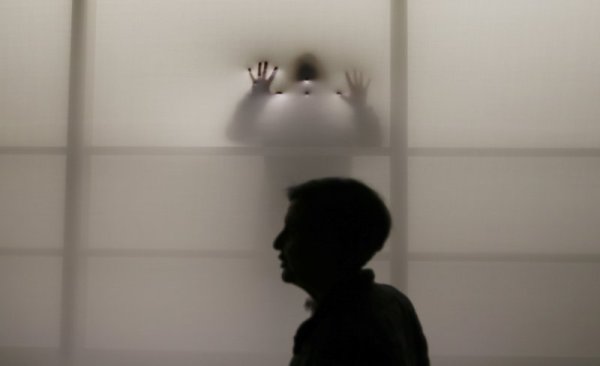 Мъж преминава покрай арт инсталация на колумбийски дизайнер по време на изложба в Милано. Снимка: БТА