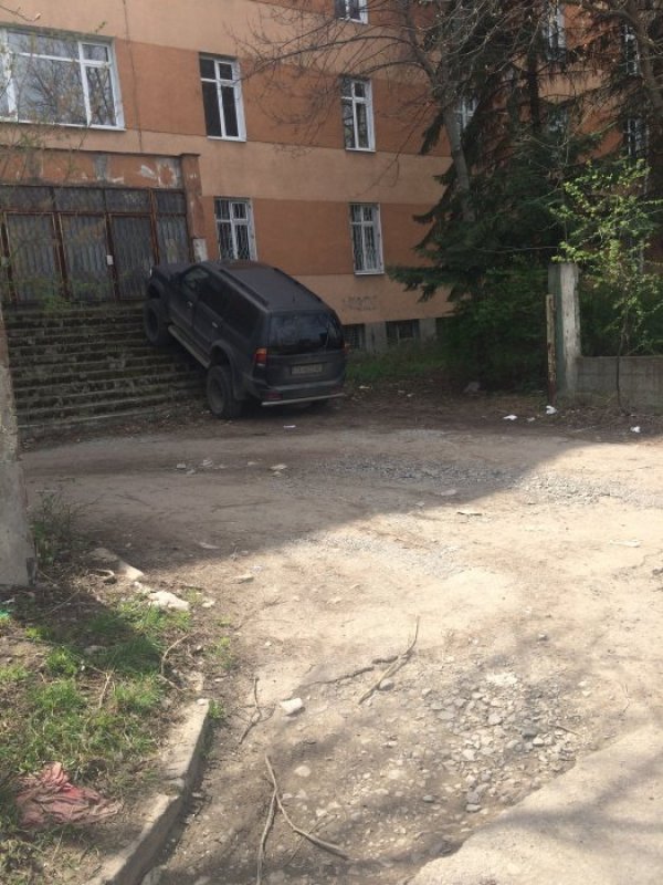 &nbsp;Като цяло снимката може би демонстрира нагло паркиране. Ние пък си мислим, че шофьорът просто има ново гадже и му показва на практика какво значи колата ти да е 4х4. Снимка: Гражданите