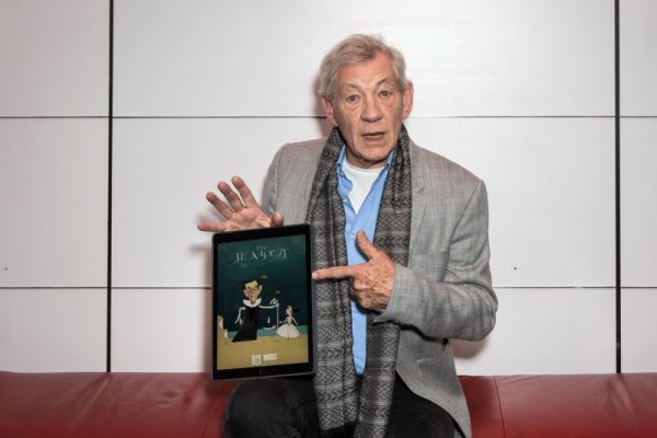 Иън Маккелан позира по време на официалното представяне на приложението за iPad. The Tempest е първото от 37 индивидуални приложения, които ще представят пиесите на Шекспир Снимка: БТА