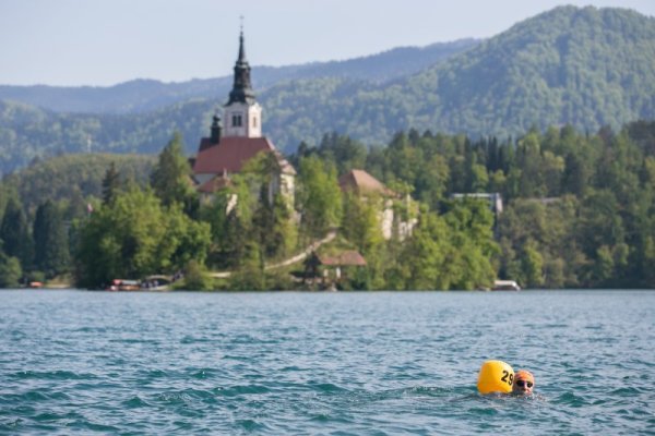 Плувецът Енцо Фавоино плува в студените води на езерото в Блед, Словения. Проявата му беше начин да привлече внимaние към глобалното затопляне Снимка: БТА
&nbsp;
