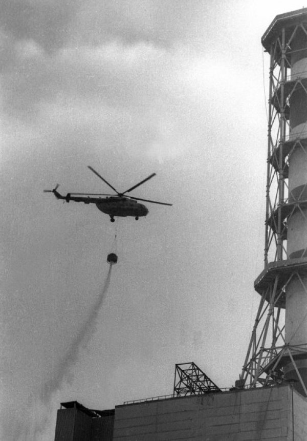 Хеликоптер пуска цимент върху Блок 4. Снимка: Reuters