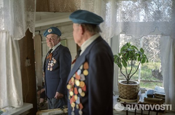 Владимир Яковлевич Горчаков. Роден на 4 октомври 1924 г. в село Крутец в Тверска област. През август 1942 г., когато е на 17 години, той е призован в армията. Воювал е в състава на 10 въздушно-десантна бригада на Карелския, Третия Украински и Втория Украински фронт край Балатон, участвал е в освобождаването на Виена. През 1945-47 г. служи в Австрия и Унгария в състава на Централната група войски. След демобилизацията учи в историческия факултет в Калининския педагогически институт, дълги години преподава история в селското училище. Живее в село Нерл в Тверска област.
Снимка: РИА Новости