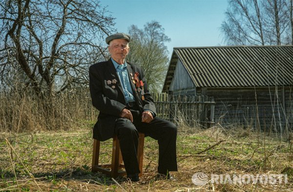 Алексей Петрович Шамарин. Роден на 20 февруари 1925 г. в село Поречие в Тверска област. Призован в армията на 17 години през 1943 г. Командвал е рота, воювал е на Волховския, Прибалтийския и Беларуския фронт. При щурма на Кьонигсберг е тежко ранен. През 1945 г. се връща в родния си край. Работил е като тракторист, бригадир и председател на колхоз.
Снимка: РИА Новости