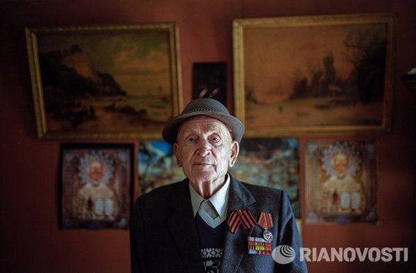 Анатолий Федорович Добринин. Роден е на 12 юли 1922 г. в Кашин, Тверска област. На 22 юни 1941 г., седмица след като завършва училище, е призован в армията. В края на 1942 г. командва зенитно-артилерийски взвод в Армията на Рокосовски край Сталинград. През 1943 г. след освобождението на Крим е тежко ранен и губи едната си ръка. След демобилизацията се връща в Кашин, бил е на комсомолска, партийна, профсъюзна работа, ръководил е кинотеатър.
Снимка: РИА Новости