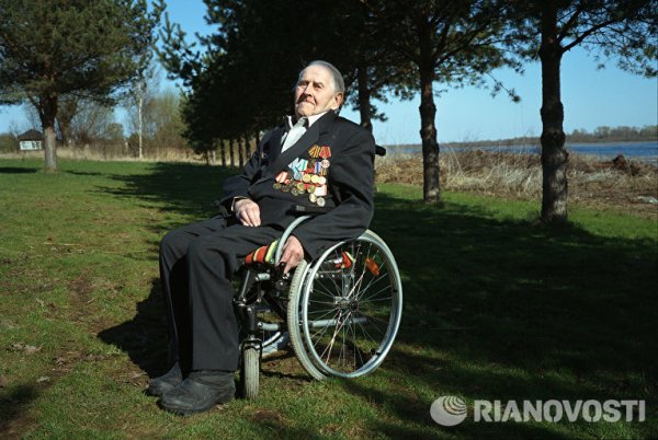 Владимир Михайлович Петров. Роден на 30 май 1926 г. в село Суховерково в Тверска област. През 1943 г. е призован в армията. Служил е в батальон със специално назначение като десантчик на амфибия, а от 1944 г. - в разузнаването на танкова бригада. Изминава пътя от Колския полуостров на Баренцево море до Сърбия. Воювал е на Карелския, Финландския, Беларуския фронт. Участва в освобождението на Германия, Чехословакия, Австрия, Словения, Унгария, Сърбия. След демобилизацията се връща в родния си край и работи като шофьор в месокомбинат.
Снимка: РИА Новости