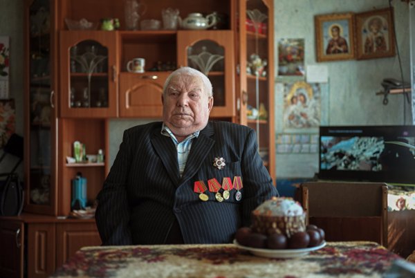 Анатолий Василиевич Пискунов. Роден на 2 септември 1924 г. в село Узоново Тверска област. На 18 август 1942 г. е призован в армията. Служи като пехотинец, в състава на Четвърти Украински фронт е освобождавал Ворошиловград, форсирал е Донец. След второто си раняване в състава на патрулна служба е съпровождал пътнически влакове в района на Грозни. След демобилизацията е бригадир на полевъдческа бригада и шофьор на млековоз. Живее в село Зоби Тверска област.
Снимка: РИА Новости