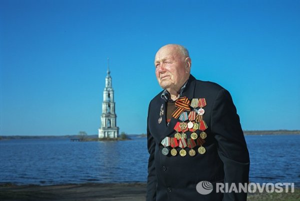 Александър Иванович Тупицин. Роден на 6 април 1924 г. в село Бачманово в Тверска област. През август 1942 г. е призован в запасен минометен полк. От август 1943 г. е минометчик на Северозападния фронт. След демобилизацията през 1955 г. живее в Калязин, Тверска област.
Снимка: РИА Новости
&nbsp;
