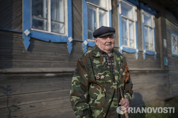 Михаил Гаврилович Назаров. Роден в село Филипково в Тверска област. Призован в армията през декември 1943 г. Бил е артилерист на Трети Украински фронт, стига до Берлин, освобождавал е Чехословакия. След демобилизацията се връща в родния си край, работи като тракторист в колхоза.
Снимка: РИА Новости



&nbsp;
