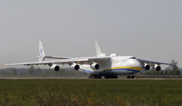 Най-големият товарен самолет в света &ndash; Ан-225 Мрия, излита от летище край Киев. Машината излетя за Прага, откъдето трябва да пренесе генератор, тежащ 130 тона, до австралийския град Пърт. Снимка: БТА