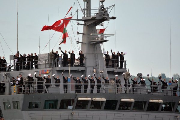 На морска гара Варна акостираха два турски военни учебни кораба. Посещението е неофициално. Кадетите ще разгледат морския град и ще се срещнат със свои колеги от ВВМУ &quot;Н.Й. Вапцаров&quot;. Снимка: БТА