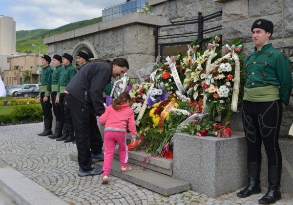Общоградско поклонение по повод 176 години от рождението на Хаджи Димитър се състоя в Сливен. През 1999 година, с решение на Общинския съвет, 10 май е обявен за Ден на Хаджи Димитър. Пред паметника на славния войвода и на сливенските възрожденци на площад &quot;Хаджи Димитър&quot; венци и цветя на признателност поднесоха официални лица и граждани. Снимка: БТА
